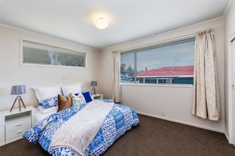 Photo of property in 1/11 Cassia Place, Sunnynook, Auckland, 0620