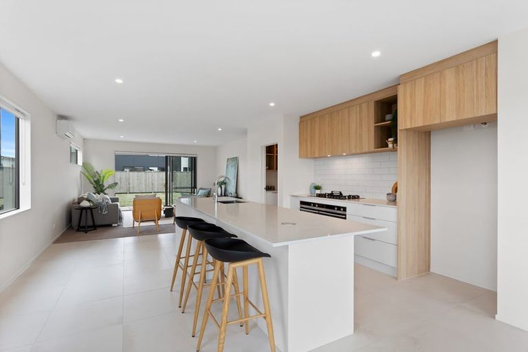 Photo of property in 10 Seafoam Road, Rosehill, Papakura, 2113