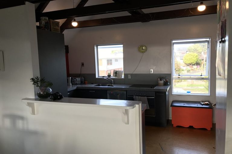 Photo of property in 77 Kaikoura Street, Maupuia, Wellington, 6022