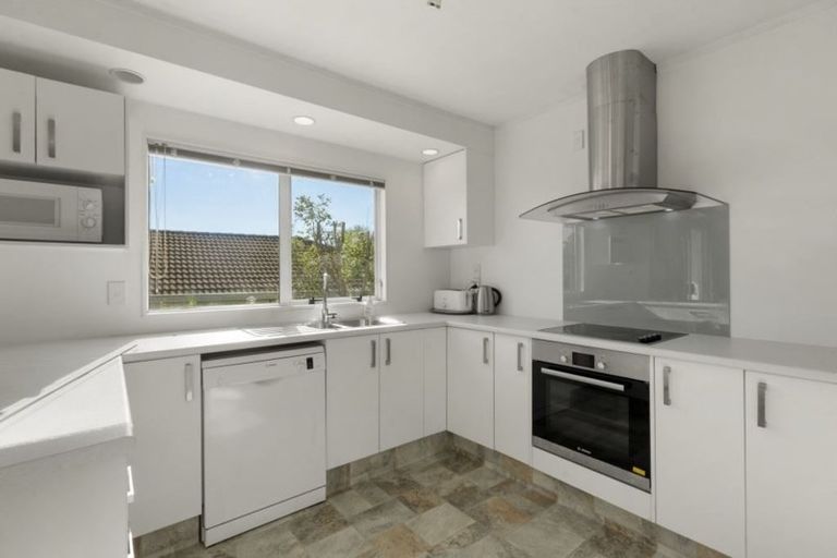 Photo of property in 8 Bluebird Crescent, Unsworth Heights, Auckland, 0632