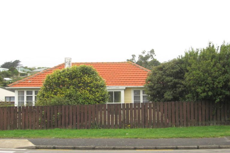Photo of property in 8 Bracken Road, Newlands, Wellington, 6037