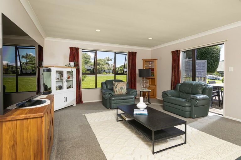 Photo of property in 11 Windfall Grove, Greenhithe, Auckland, 0632