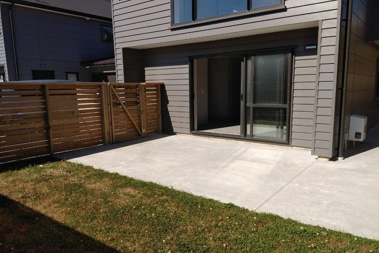 Photo of property in 3 Brindle Way, Newlands, Wellington, 6037