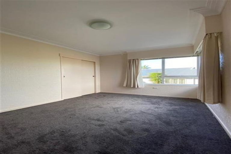 Photo of property in 2/96 Sunset Road, Unsworth Heights, Auckland, 0632