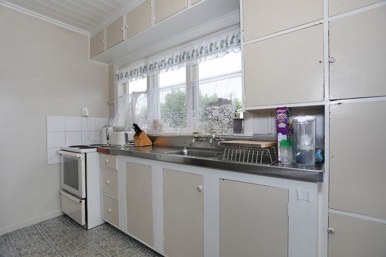 Photo of property in 18 Robert Street, Marton, 4710