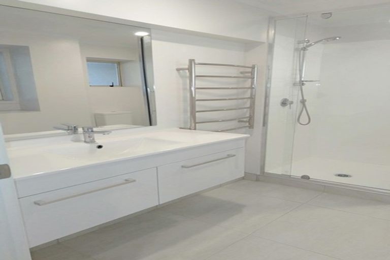 Photo of property in 41 Pohutukawa Avenue, Red Beach, 0932