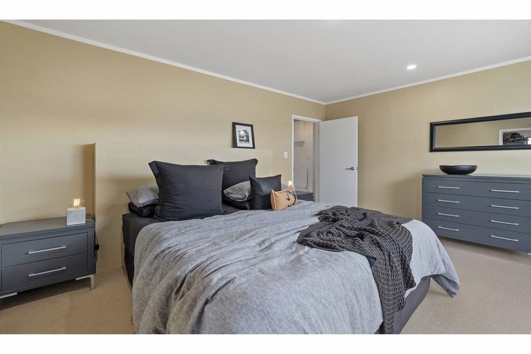 Photo of property in 54 The Avenue, Albany, Auckland, 0632