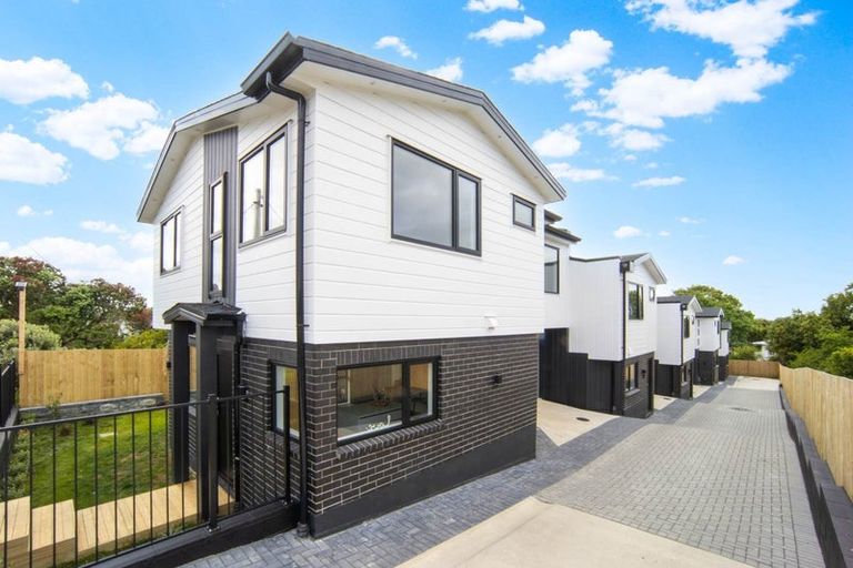 Photo of property in 70c Golf Road, New Lynn, Auckland, 0600