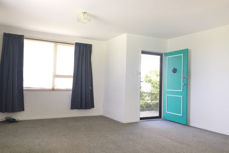 Photo of property in 2/52 Butterworth Drive, Glendene, Auckland, 0602