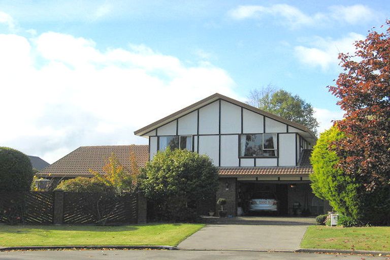 Photo of property in 8 Godfrey Place, Ilam, Christchurch, 8041