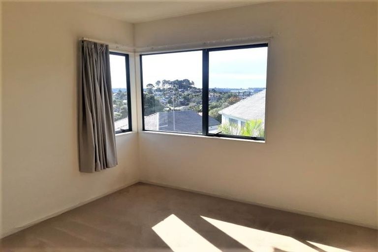 Photo of property in 19 Mandeville Place, Unsworth Heights, Auckland, 0632