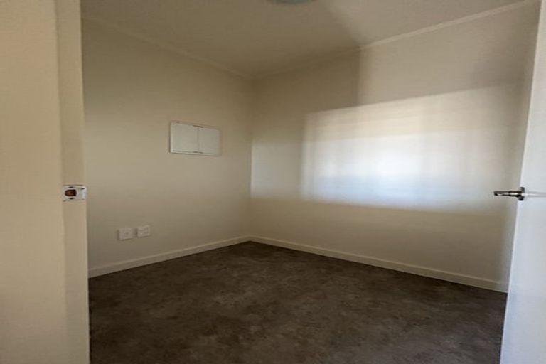 Photo of property in 5 Mitika Way, Strathmore Park, Wellington, 6022