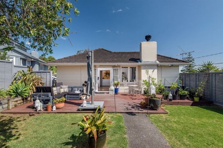 Photo of property in 1/30 Selwyn Crescent, Forrest Hill, Auckland, 0620