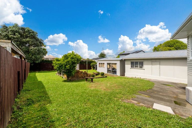 Photo of property in 39 Coniston Avenue, Te Atatu South, Auckland, 0610