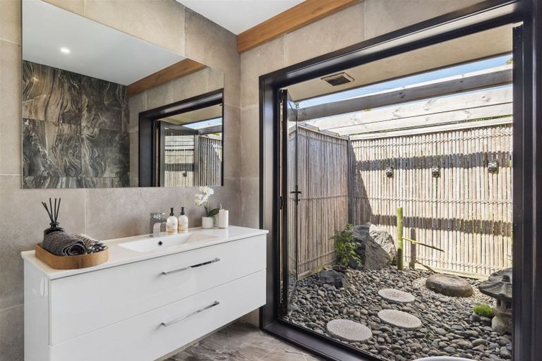 Photo of property in 1/870 Beach Road, Waiake, Auckland, 0630