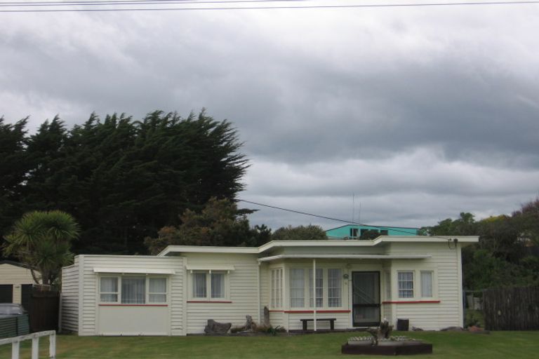 Photo of property in 33 Nash Parade, Foxton Beach, Foxton, 4815