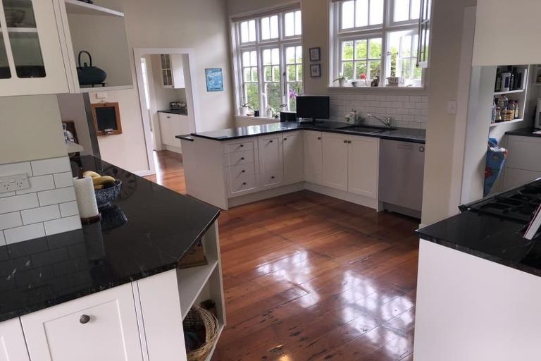 Photo of property in 9 Wadestown Road, Wadestown, Wellington, 6012