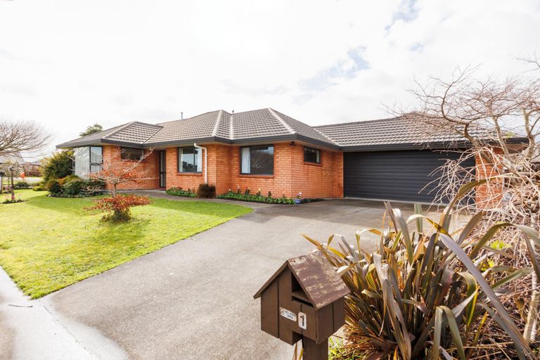 Photo of property in 1 Alpine Grove, Kelvin Grove, Palmerston North, 4414