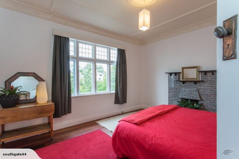 Photo of property in 30 Hungerford Road, Lyall Bay, Wellington, 6022