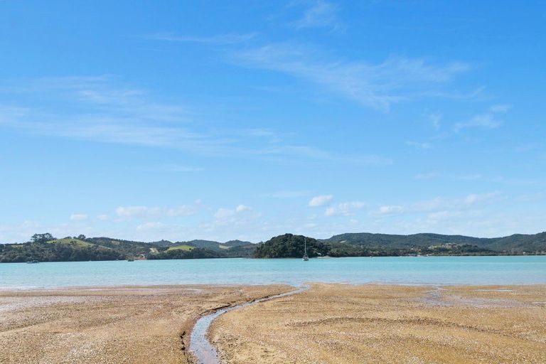 Photo of property in 126 Te Wahapu Road, Russell, 0272