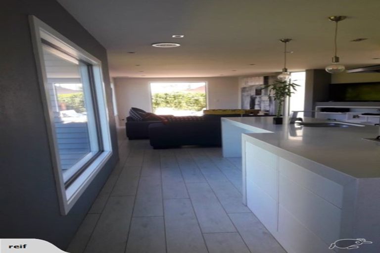 Photo of property in 30c Wade River Road, Stanmore Bay, Whangaparaoa, 0932