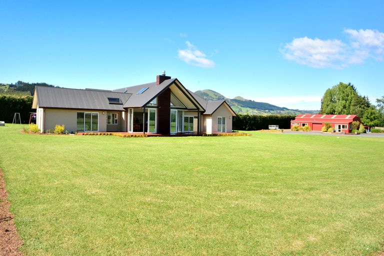 Photo of property in 100 Wingatui Road, Mosgiel, 9024