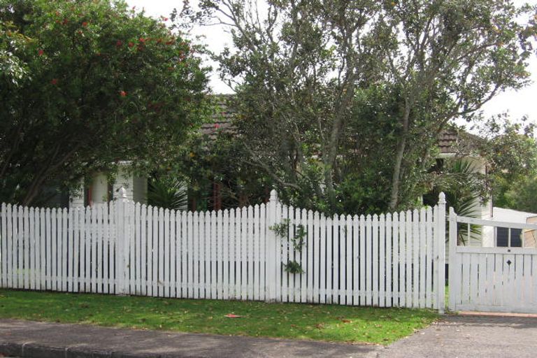 Photo of property in 6 Grainger Road, Te Atatu South, Auckland, 0610