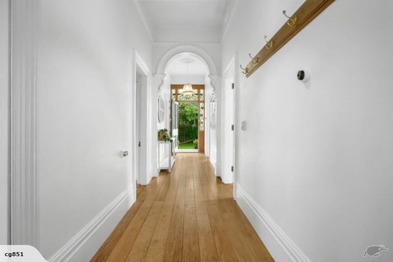 Photo of property in 98 Somerfield Street, Somerfield, Christchurch, 8024