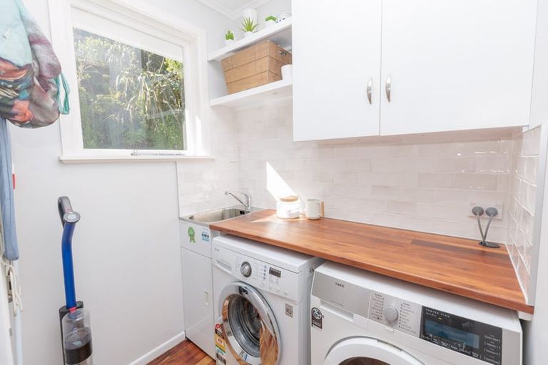 Photo of property in 10 Cotswold Crescent, Newlands, Wellington, 6037