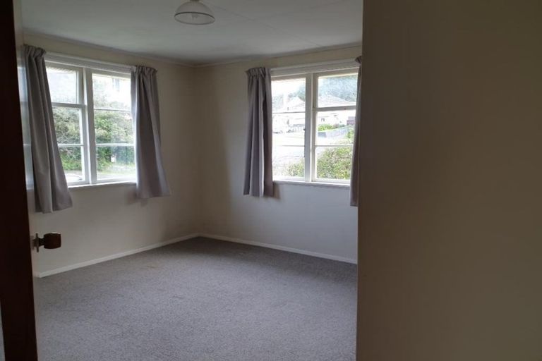 Photo of property in 1 Wakefield Terrace, Tawa, Wellington, 5028