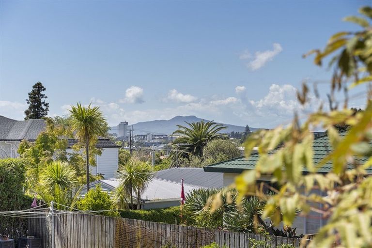 Photo of property in 16 Edgeworth Road, Glenfield, Auckland, 0629