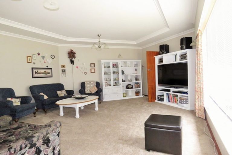 Photo of property in 2 Highbury Drive, Levin, 5510