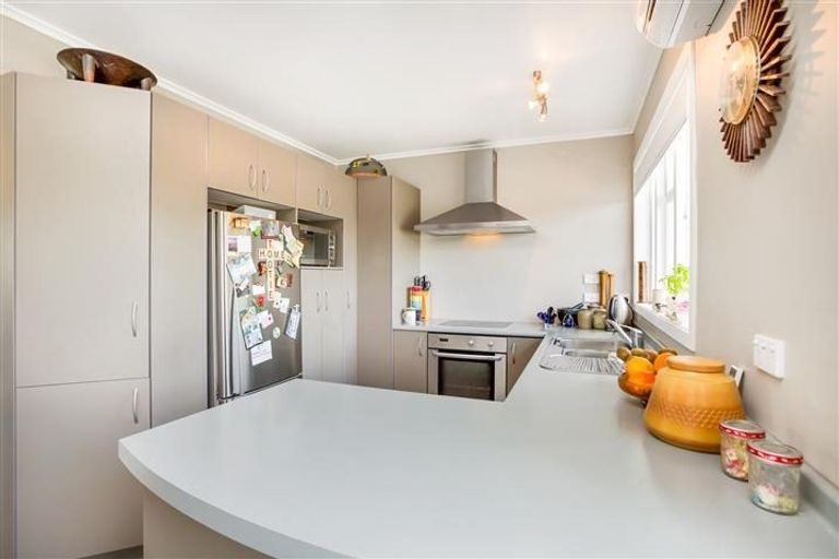 Photo of property in 13 Graham Avenue, Te Atatu Peninsula, Auckland, 0610