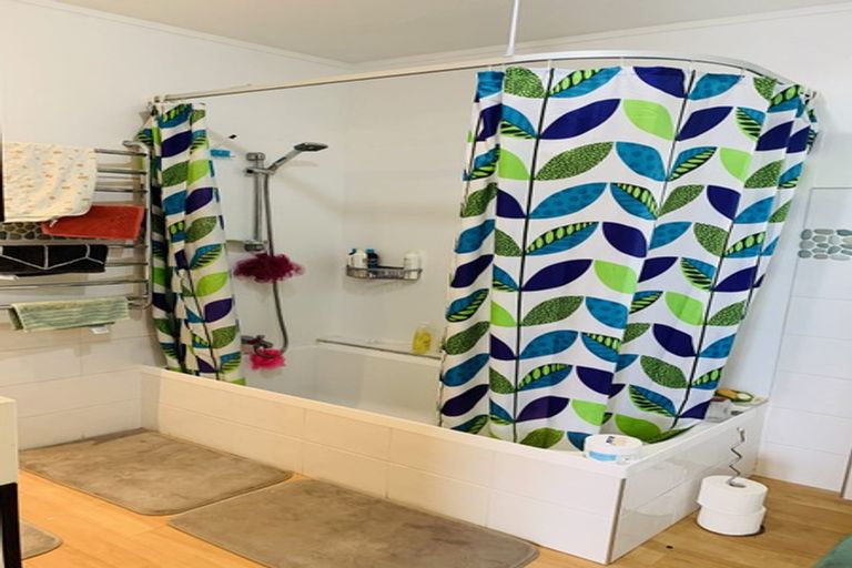 Photo of property in 1/2 Netherlands Avenue, Kelston, Auckland, 0602