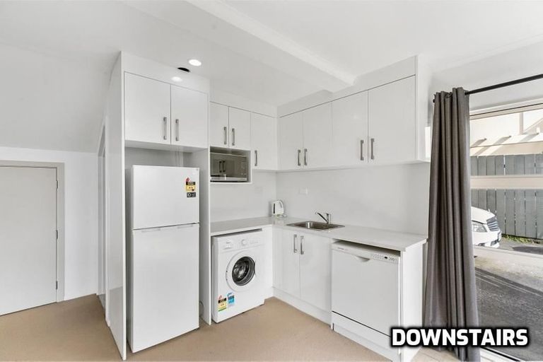 Photo of property in 92 Sunset Road, Unsworth Heights, Auckland, 0632