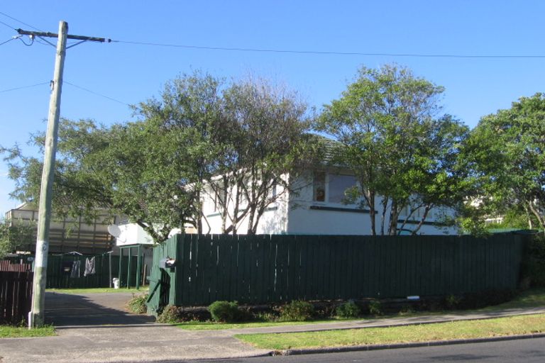 Photo of property in 2/45 Pupuke Road, Birkenhead, Auckland, 0627