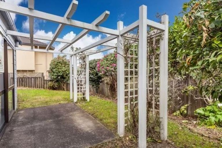 Photo of property in 1/6 Glucina Avenue, West Harbour, Auckland, 0618