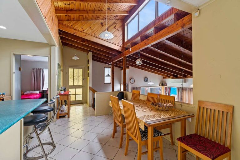 Photo of property in 60 Sunnyside Road, Sunnyvale, Auckland, 0612