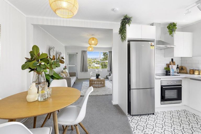 Photo of property in 1/25 Kingsbridge Place, Newlands, Wellington, 6037