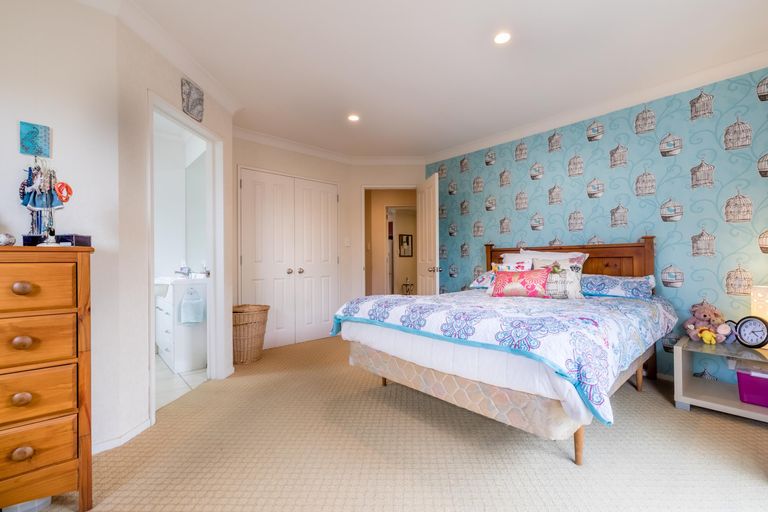 Photo of property in 108n Colwill Road, Massey, Auckland, 0614