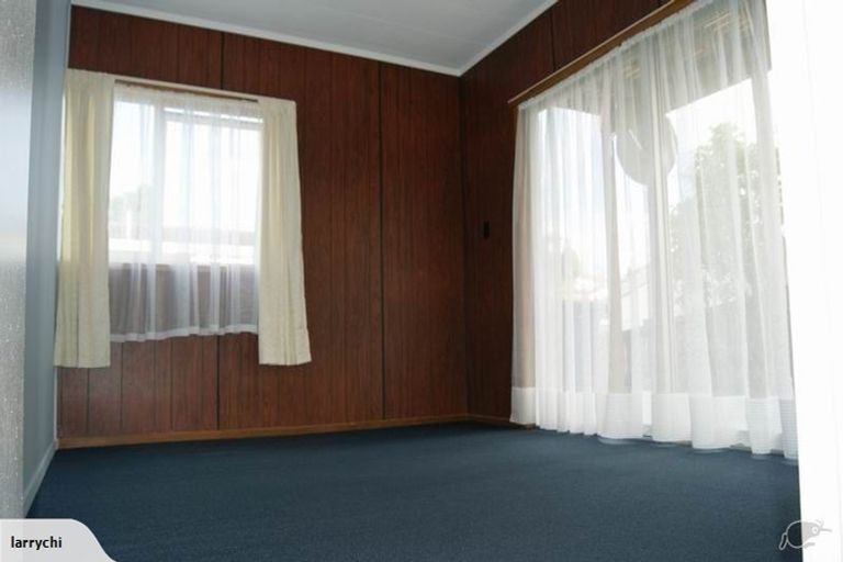 Photo of property in 2/6 Chivalry Road, Glenfield, Auckland, 0629