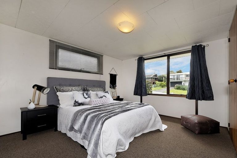 Photo of property in 1/4 Hanson Place, West Harbour, Auckland, 0618