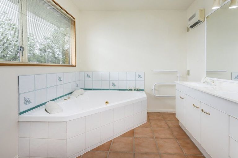 Photo of property in 94 Memorial Avenue, Ilam, Christchurch, 8053