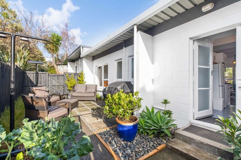 Photo of property in 2/86 Divich Avenue, Te Atatu South, Auckland, 0610