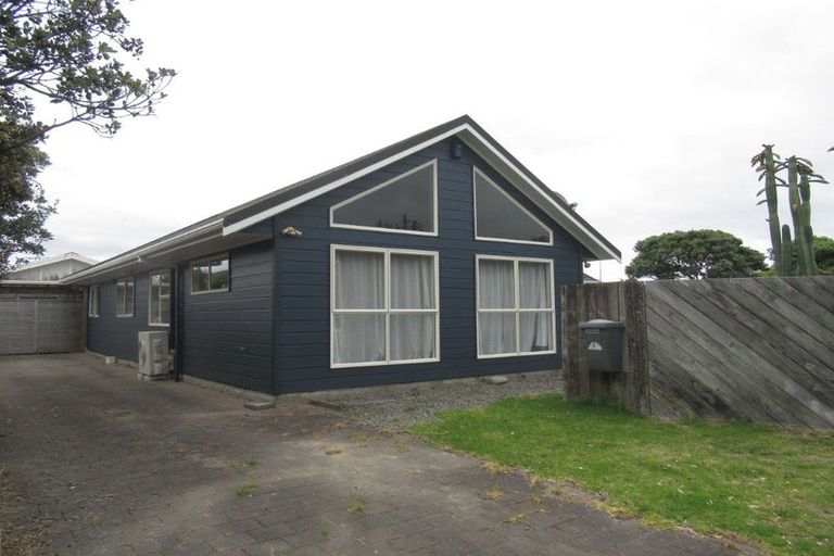 Photo of property in 5 Adrian Grove, Waikanae Beach, Waikanae, 5036