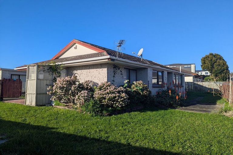 Photo of property in 2/4 Tyndrum Place, Highland Park, Auckland, 2010