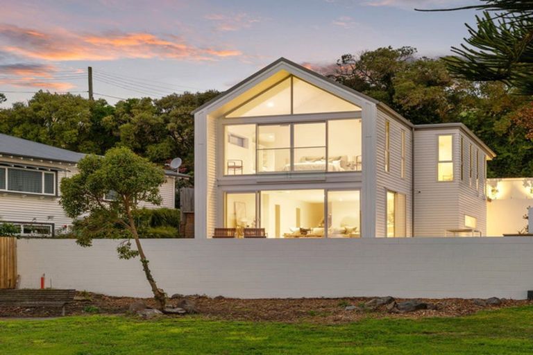 Photo of property in 2/1 The Brae, Mount Pleasant, Christchurch, 8081