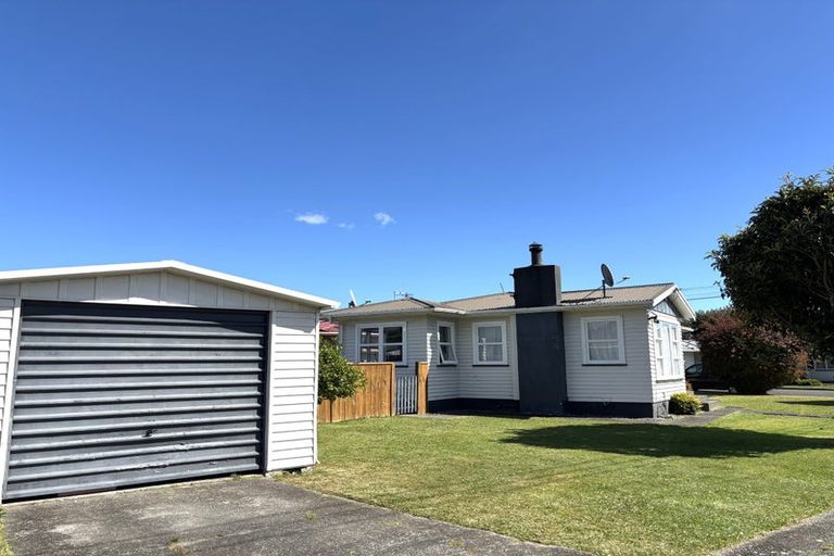 Photo of property in 2 Selwyn Street, Levin, 5510