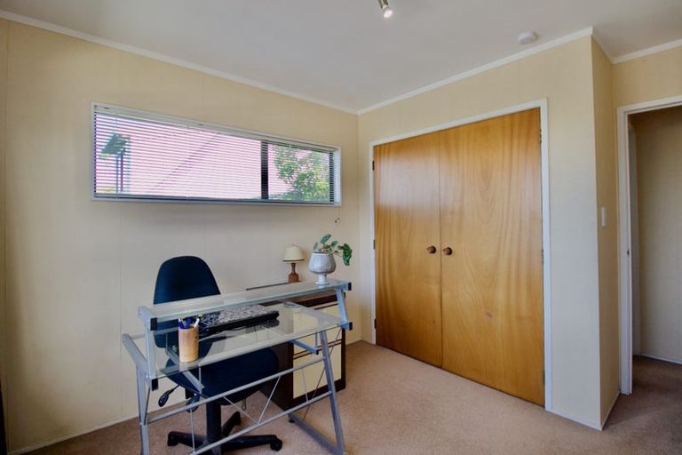 Photo of property in 2/48 Becroft Drive, Forrest Hill, Auckland, 0620