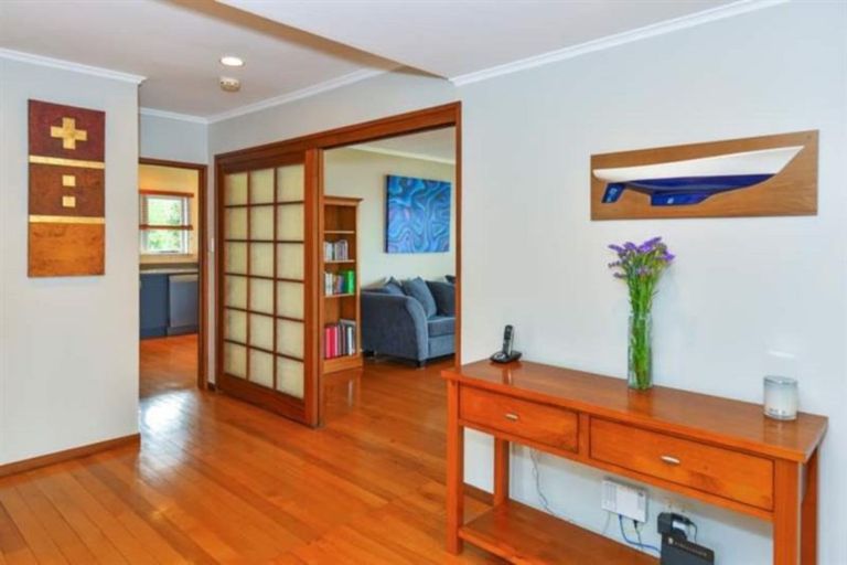 Photo of property in 12 Currey Crescent, Milford, Auckland, 0620